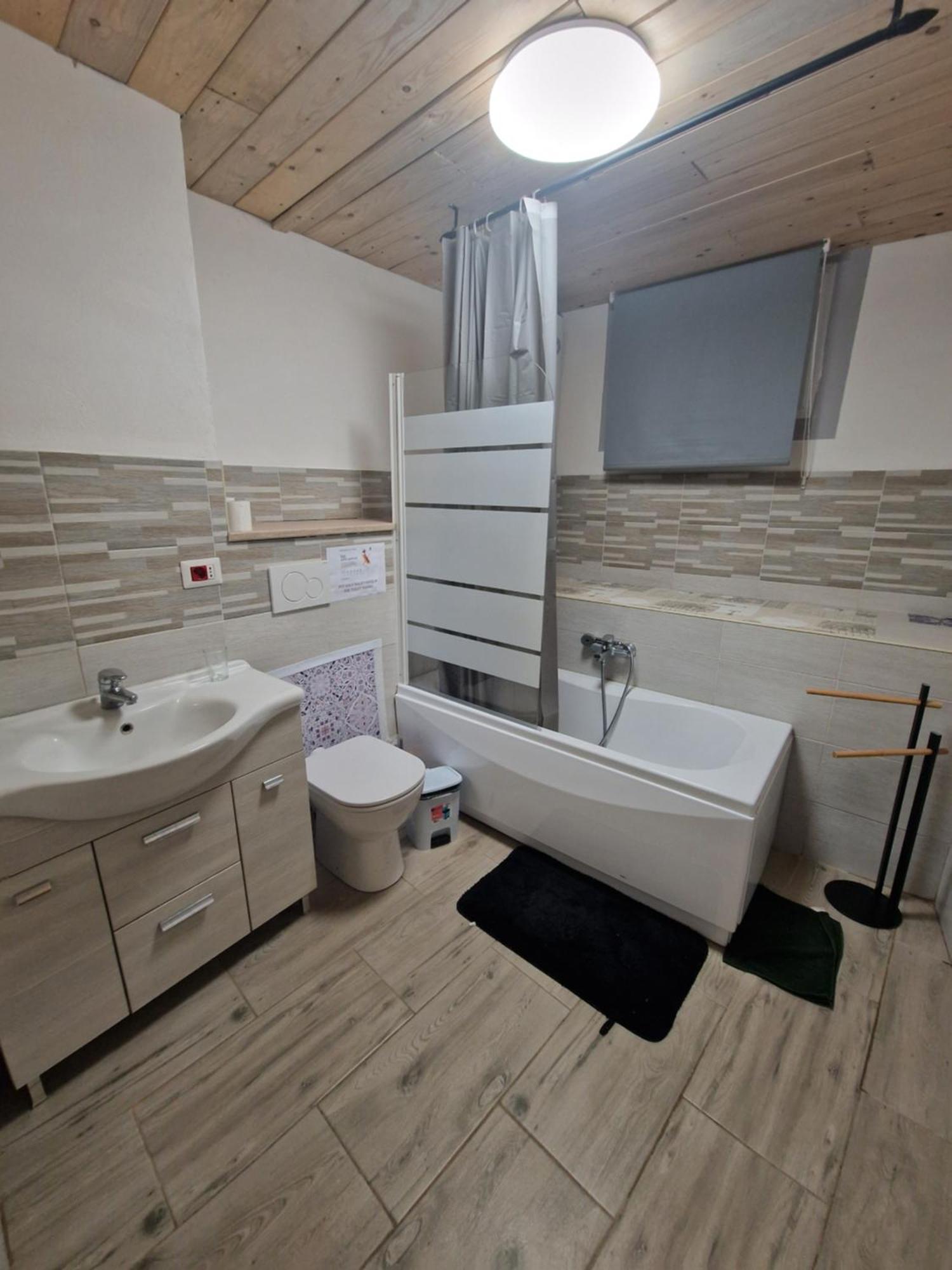 Underground Home Vicino Metropolitana Comasina Cormano Exterior foto